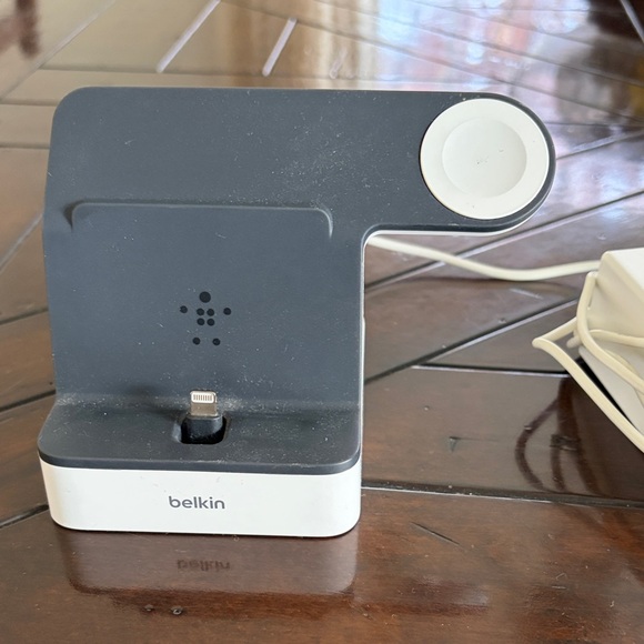 Belkin Charging Dock for cell phone 10 11 12 13. Also charges your Apple Watch - Picture 2 of 3